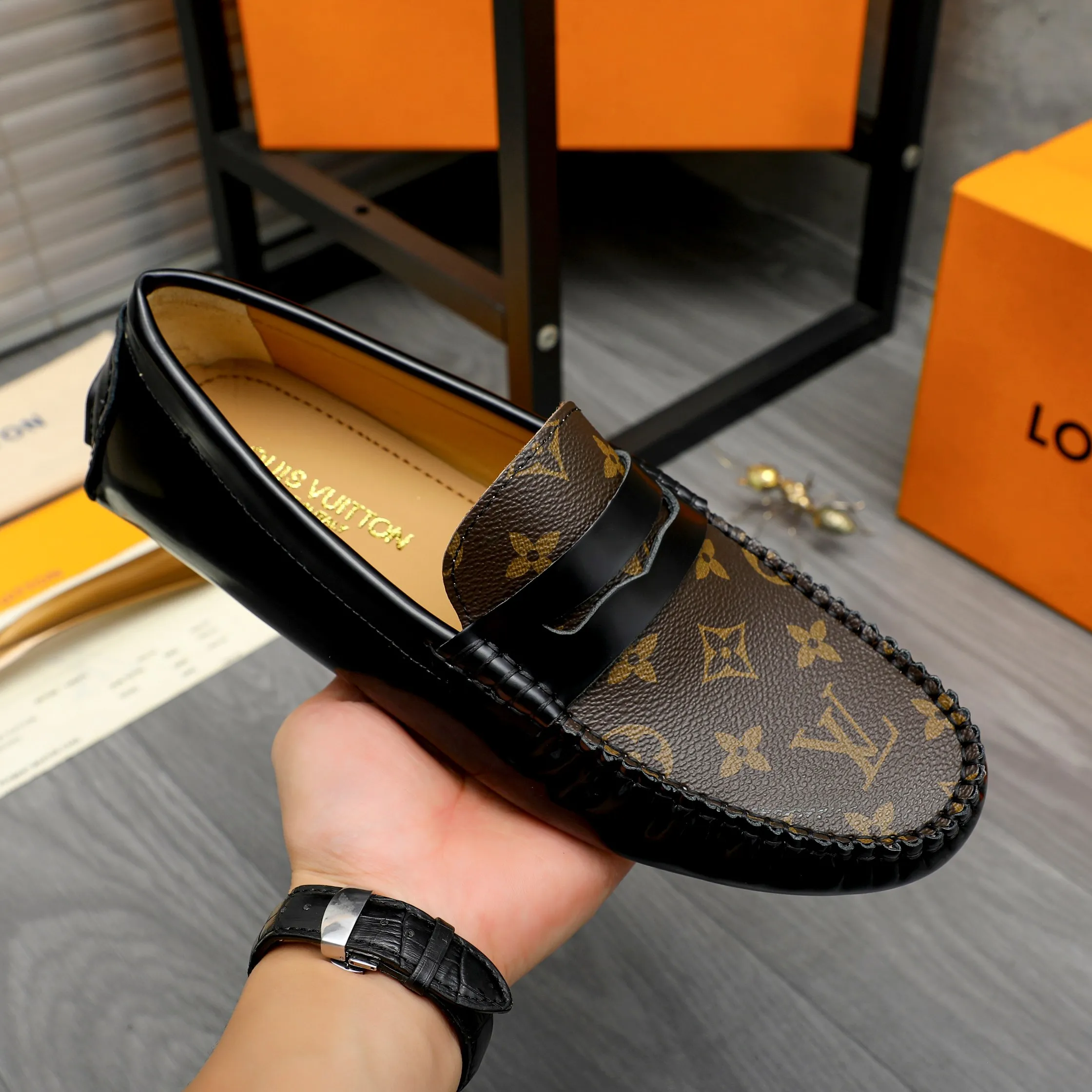 Men's shoes 💰p420 Product trademark: LV "Louis Vuitton" casual slip-on men's shoes Regular size: 38-44 Product materials: Selected classic print splicing patent leather upper, sheepskin lining, original rubber outsole